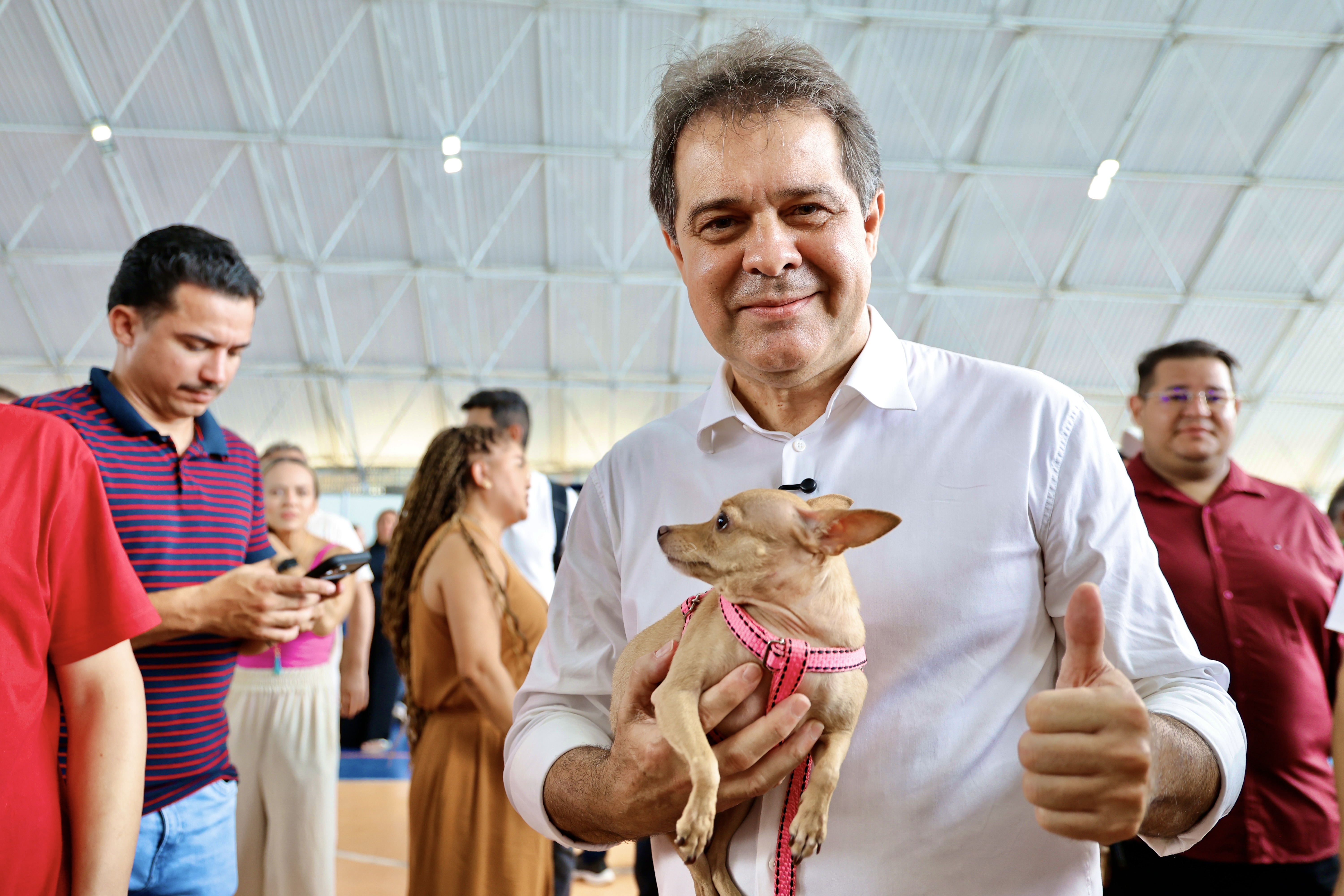 Prefeito Evandro segura um cachorro nos braços